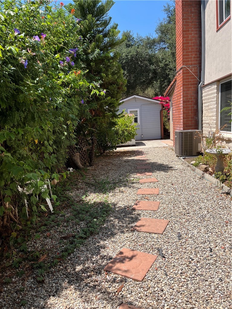 https://media.crmls.org/medias/f24b0e59-c953-4722-8582-b3eb86c4d25d.jpg?preset=X-Large
