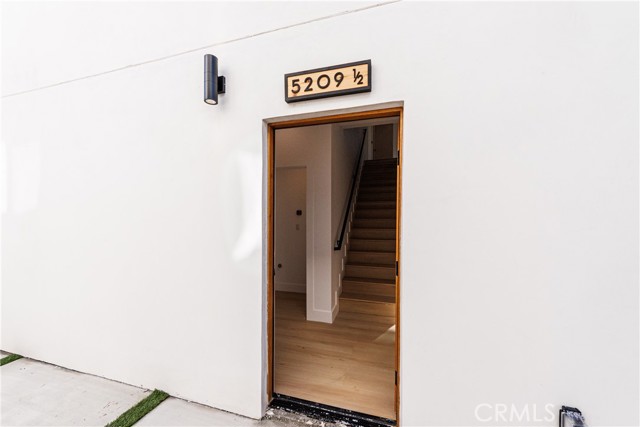 Detail Gallery Image 7 of 26 For 5209 W 20th St #2,  Los Angeles,  CA 90016 - 3 Beds | 3/1 Baths