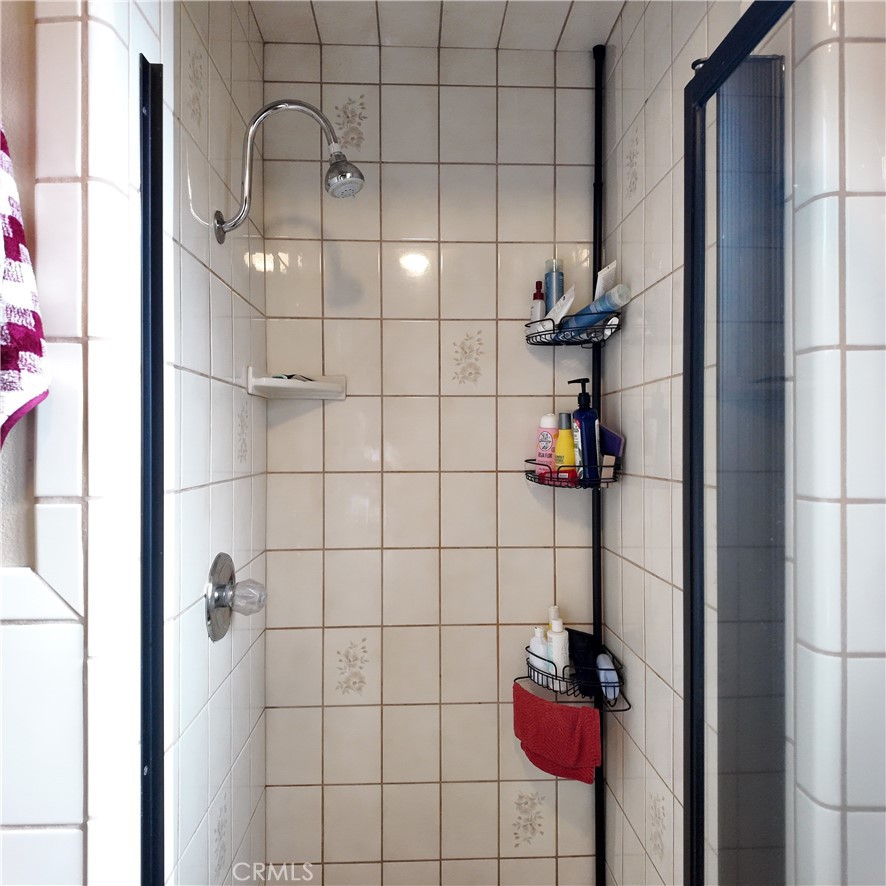 https://media.crmls.org/medias/f24bd7c5-f03f-4605-ac20-a549e87a980d.jpg?preset=X-Large