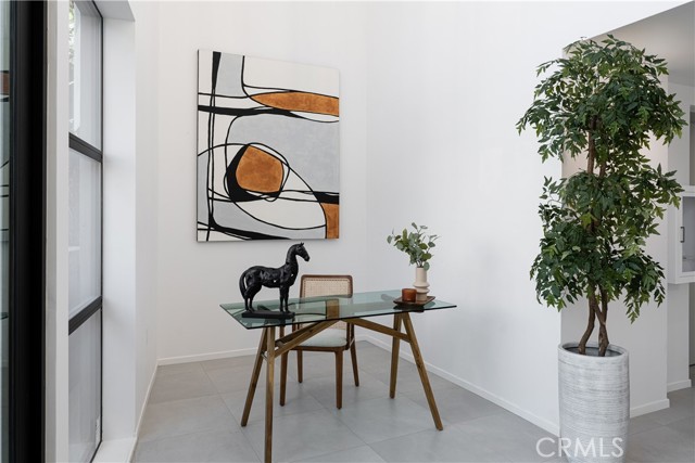 Detail Gallery Image 4 of 21 For 1361 Kelton Ave #403,  Los Angeles,  CA 90024 - 2 Beds | 2 Baths