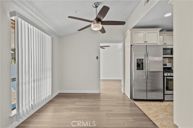 Detail Gallery Image 18 of 36 For 19156 Avenue of the Oaks #B,  Newhall,  CA 91321 - 2 Beds | 1/1 Baths