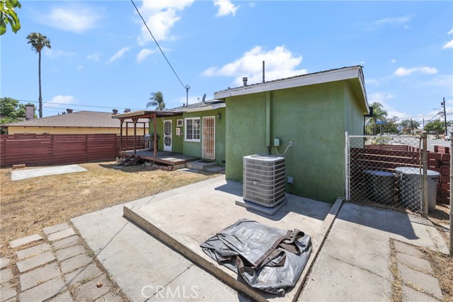 1992 Raymond Avenue, Signal Hill CA: https://media.crmls.org/medias/f2520571-85c5-4c0c-a519-3e556db1685c.jpg
