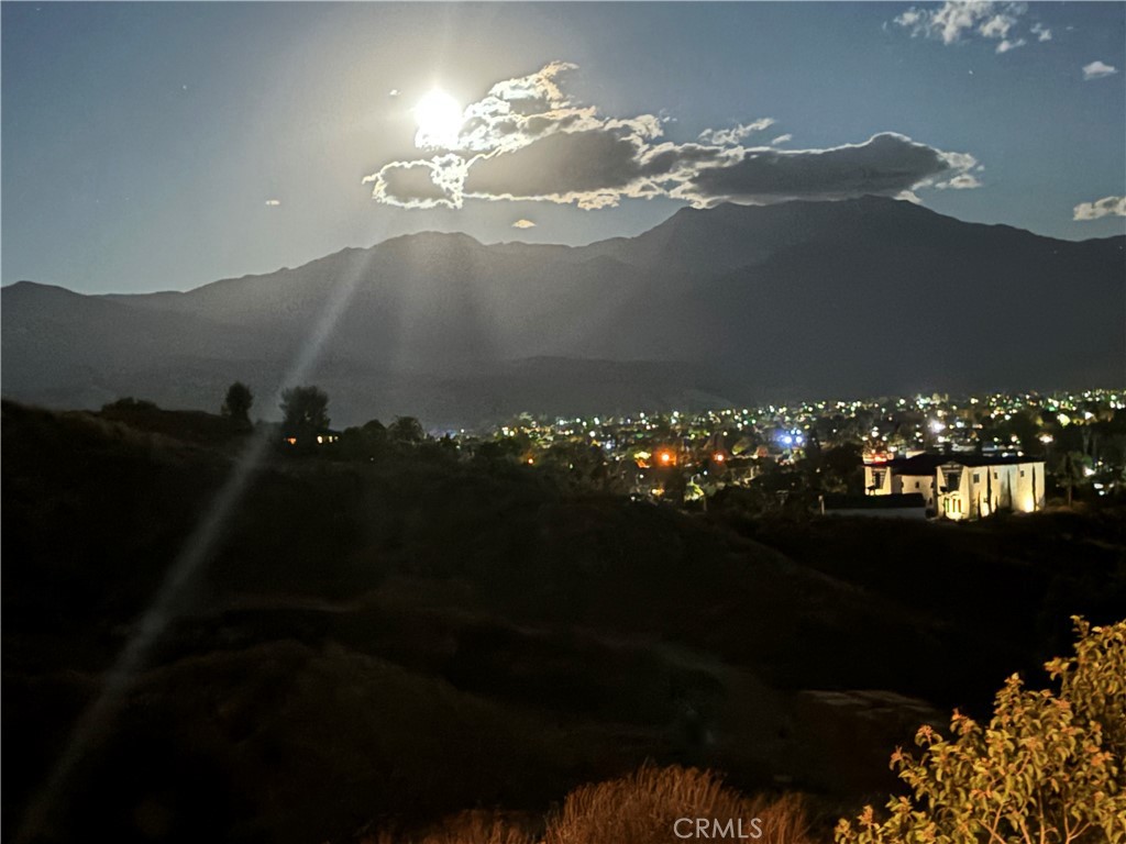 https://media.crmls.org/medias/f253ea46-3325-4b75-b135-8d29da4d1832.jpg?preset=X-Large