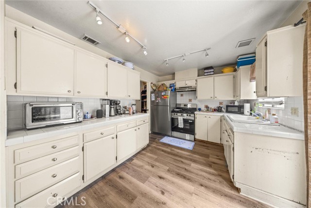 930 Philinda Avenue, Santa Barbara CA: https://media.crmls.org/medias/f2560f66-f55b-44f1-81ff-d2222f0220a1.jpg