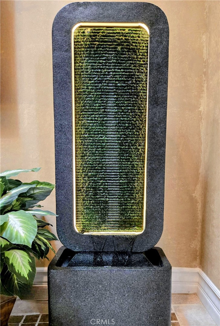 https://media.crmls.org/medias/f257ae7b-464c-422a-bfdd-8d60ed824800.jpg?preset=X-Large