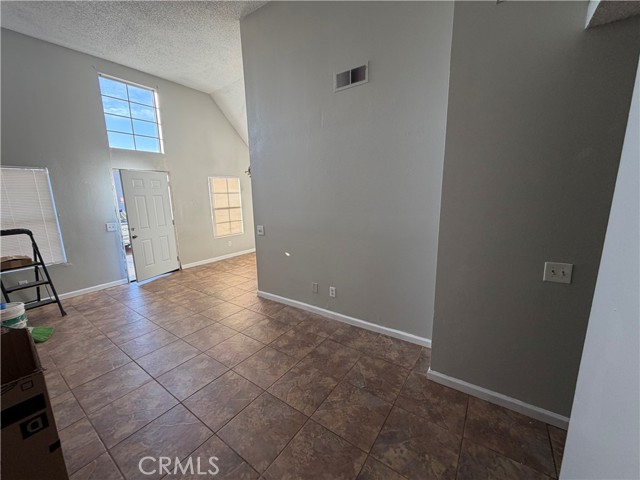 Detail Gallery Image 4 of 12 For 14605 Woodland, Fontana,  CA 92337 - 2 Beds | 2 Baths