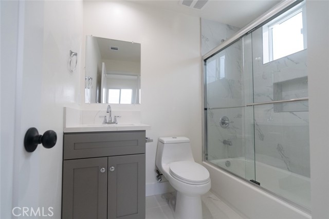 Detail Gallery Image 36 of 39 For 443 1/2 N Harvard Bld, Los Angeles,  CA 90004 - 4 Beds | 4 Baths