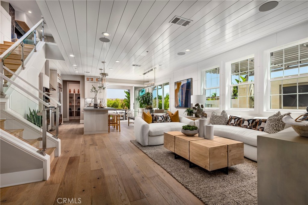 MLS #OC25040907 image #1