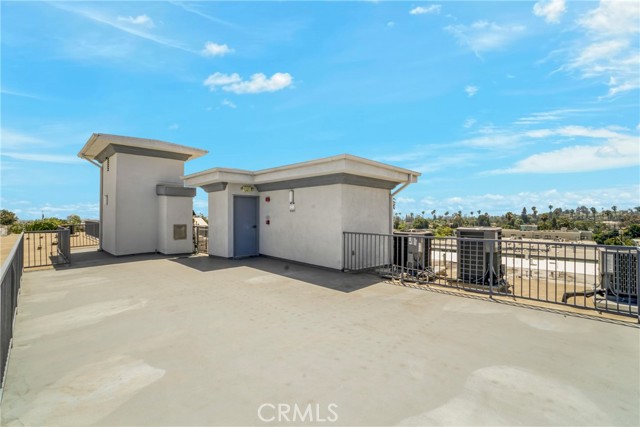 Detail Gallery Image 33 of 38 For 11923 Darlington Ave #302,  Los Angeles,  CA 90049 - 3 Beds | 3 Baths