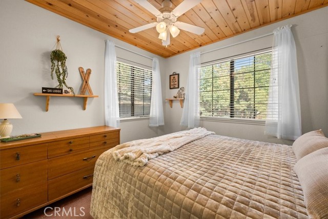 755 Holmes Lane, Sugarloaf CA: https://media.crmls.org/medias/f25c9457-3060-46b1-b11e-f08611c29f0d.jpg
