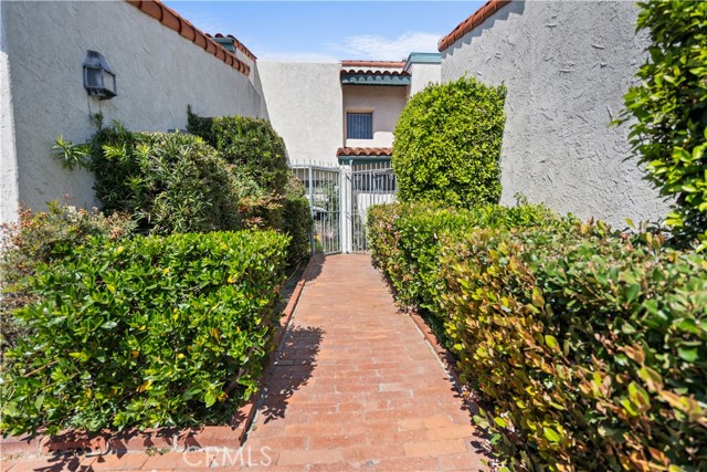 Detail Gallery Image 2 of 23 For 9024 Willis, Panorama City,  CA 91402 - 2 Beds | 2/1 Baths