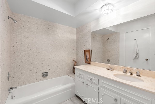 5330 Lindley Avenue, Encino CA: https://media.crmls.org/medias/f25dfe29-bc11-45b9-bc15-6a2218cd3dc6.jpg