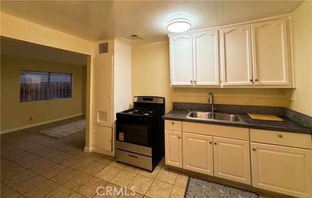Detail Gallery Image 9 of 16 For 426 E 79th St #1,  –,  CA 90003 - 2 Beds | 1 Baths