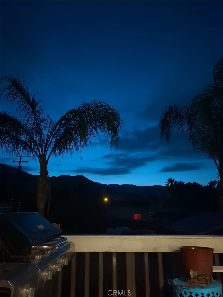 https://media.crmls.org/medias/f261356e-3c50-419c-9627-1a29e58feff5.jpg?preset=X-Large