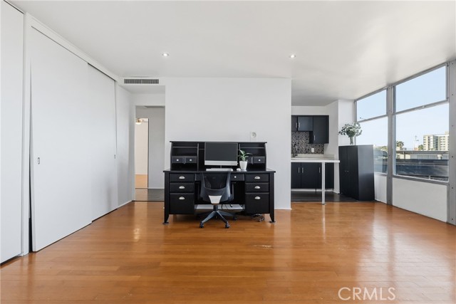 Detail Gallery Image 7 of 20 For 100 Atlantic Ave #405,  Long Beach,  CA 90802 - 2 Beds | 1 Baths