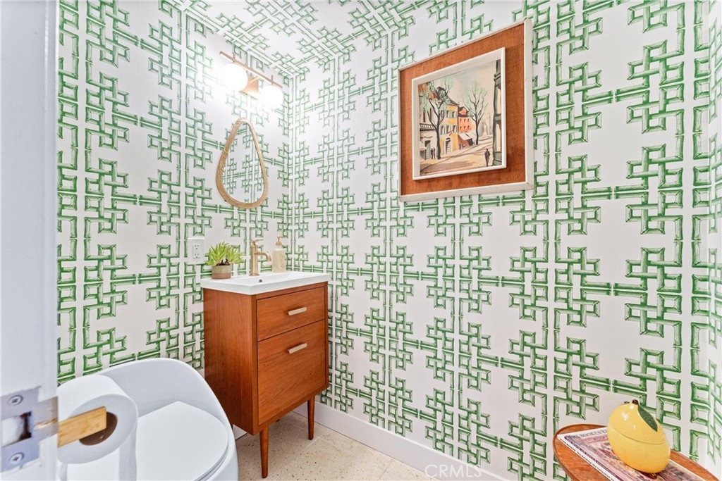 https://media.crmls.org/medias/f26583c4-3755-4a1c-8011-705dca361a0d.jpg?preset=X-Large