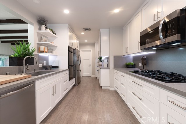 14734 Magnolia Boulevard photo 9