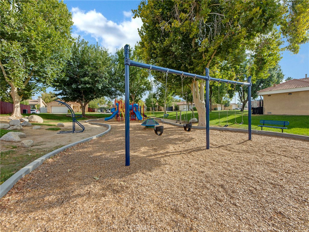 https://media.crmls.org/medias/f267ee68-fa37-49ac-89ad-37f54b332c6a.jpg?preset=X-Large
