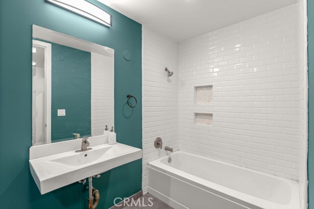 433 Pine Avenue, Long Beach CA: https://media.crmls.org/medias/f26c3b59-946c-4f06-9aab-66d099fff6b9.jpg
