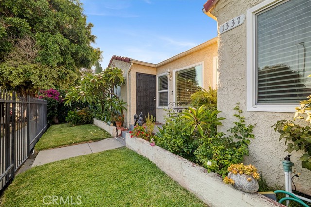 1337 W Gage Avenue, Los Angeles CA: https://media.crmls.org/medias/f26d6883-bcdd-49f7-bc7c-f89057e32627.jpg