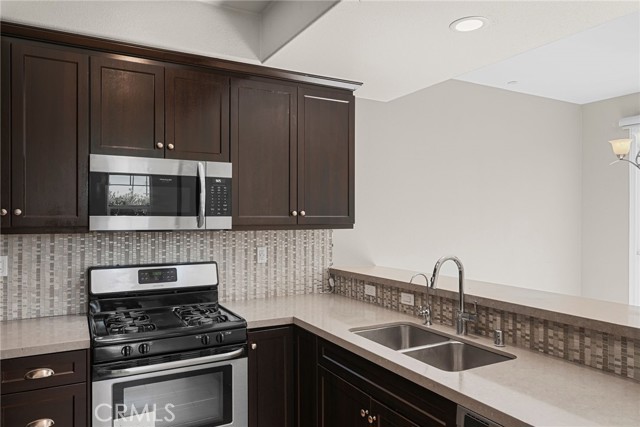 Detail Gallery Image 6 of 34 For 7600 N Courage Way, Van Nuys,  CA 91405 - 4 Beds | 3 Baths