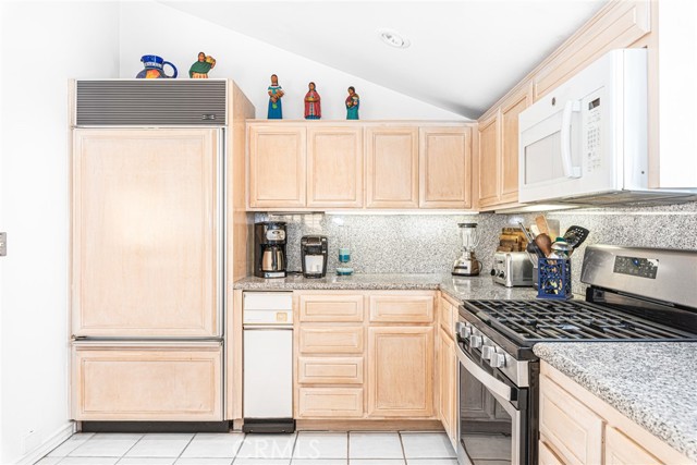 Detail Gallery Image 4 of 28 For 1720 W Oceanfront #B,  Newport Beach,  CA 92663 - 2 Beds | 2/1 Baths