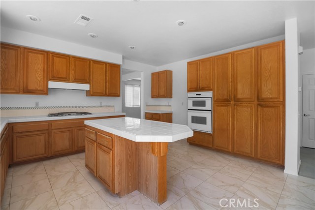 Detail Gallery Image 7 of 40 For 842 W Orange Heights Ln, Corona,  CA 92882 - 5 Beds | 2/1 Baths