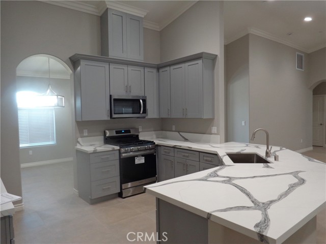 Detail Gallery Image 10 of 36 For 18255 Winnetka Rd, Apple Valley,  CA 92307 - 4 Beds | 3 Baths