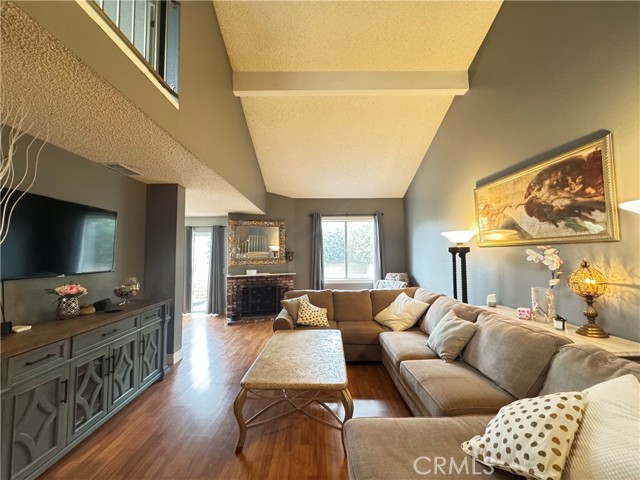 Detail Gallery Image 7 of 28 For 817 Live Oak Pl, Corona,  CA 92882 - 2 Beds | 2/1 Baths