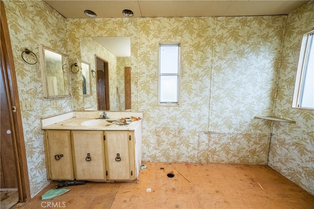 https://media.crmls.org/medias/f273ce13-1ebf-4252-9e9d-007734175257.jpg?preset=X-Large
