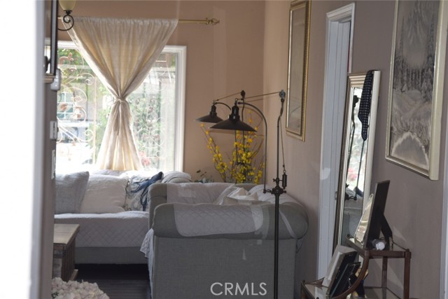 1935 Maine Avenue, Long Beach CA: https://media.crmls.org/medias/f2750477-98e3-477d-aae7-192a695968a5.jpg