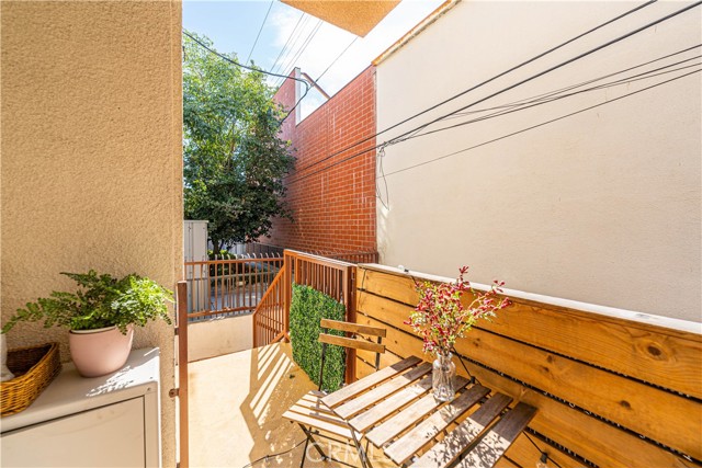 Detail Gallery Image 10 of 35 For 945 N Hudson Ave #104,  Los Angeles,  CA 90038 - 2 Beds | 2 Baths