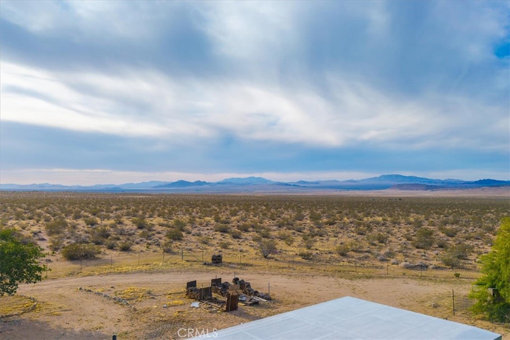 https://media.crmls.org/medias/f27971d9-804a-4c01-bdac-c53ff5d33242.jpg?preset=X-Large