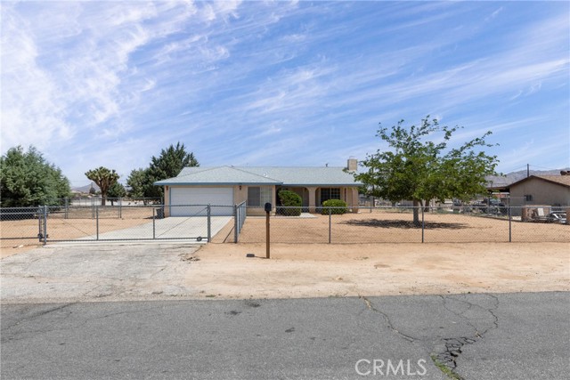 21930 Mohican Avenue, Apple Valley CA: https://media.crmls.org/medias/f279b995-2fee-4ae3-a49a-2238859c49fc.jpg