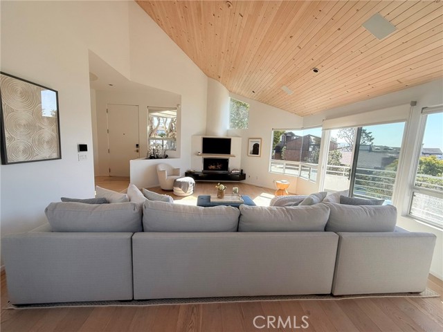 Detail Gallery Image 7 of 44 For 621 6th, Manhattan Beach,  CA 90266 - 3 Beds | 3/1 Baths