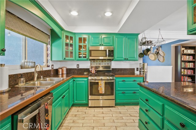Detail Gallery Image 9 of 29 For 7591 Quebec Dr, Huntington Beach,  CA 92648 - 5 Beds | 3 Baths