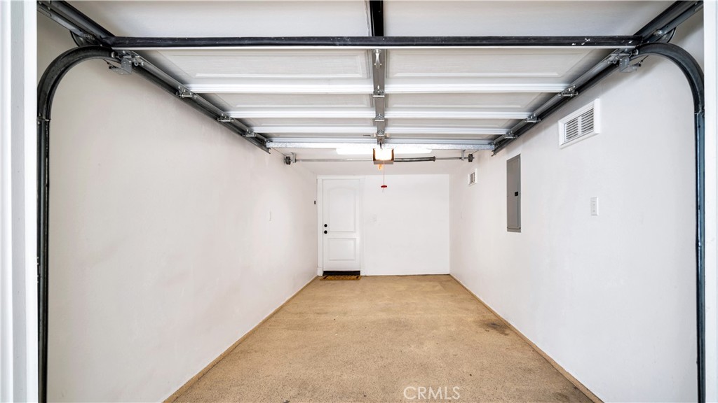 https://media.crmls.org/medias/f27e5850-980f-4d86-8d54-6c3ff755d11f.jpg?preset=X-Large