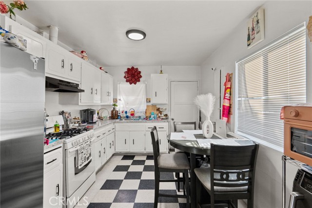 Detail Gallery Image 7 of 23 For 11816 Victory Bld, North Hollywood,  CA 91606 - 4 Beds | 2 Baths