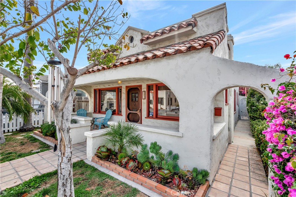 210 Nieto Avenue