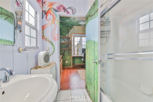 717 Ultimo Avenue, Long Beach CA: https://media.crmls.org/medias/f280a1f5-1550-4bf2-8841-ffcc929b9468.jpg