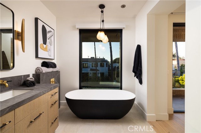 508 Goldenrod Avenue, Corona del Mar CA: https://media.crmls.org/medias/f2821929-ccc8-4585-982b-1dbdd5caaa3a.jpg