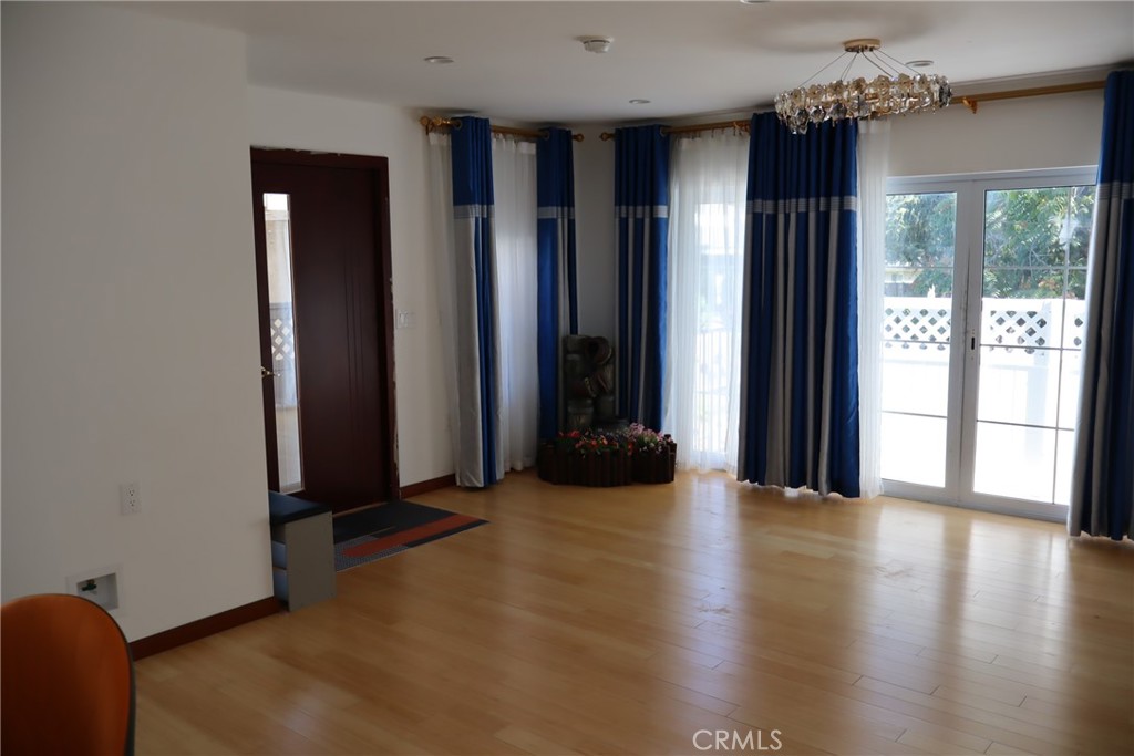 https://media.crmls.org/medias/f2827dc6-0b4f-4a2b-870a-de8ea1da86f1.jpg?preset=X-Large