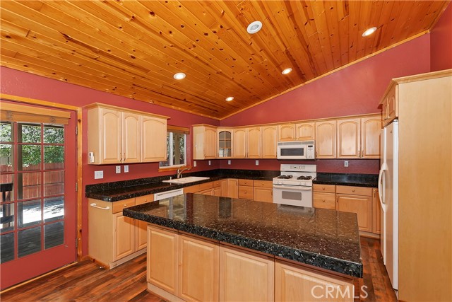 Detail Gallery Image 14 of 44 For 518 E Fairway Bld, Big Bear City,  CA 92314 - 3 Beds | 2 Baths