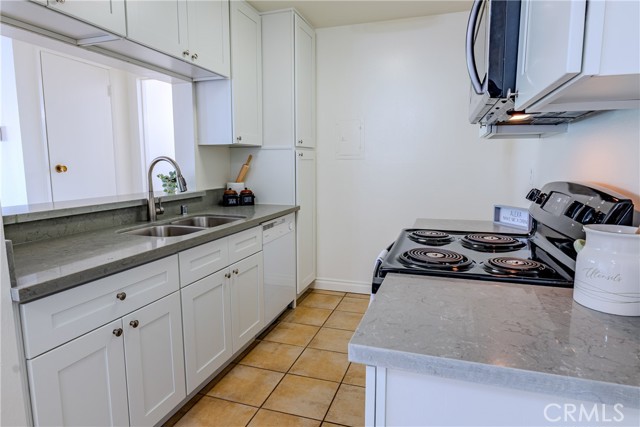 Detail Gallery Image 6 of 22 For 5460 White Oak #K301,  Encino,  CA 91316 - 2 Beds | 2 Baths