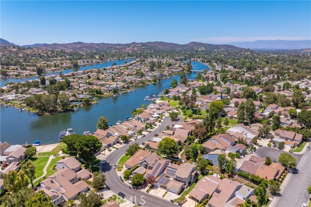 32117 Beachlake Lane, Westlake Village CA: https://media.crmls.org/medias/f2854484-f987-4d7d-89c8-4e0c84c380a7.jpg