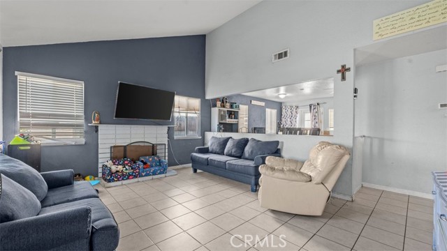 Detail Gallery Image 3 of 20 For 315 S Dallas, San Bernardino,  CA 92410 - 3 Beds | 2 Baths