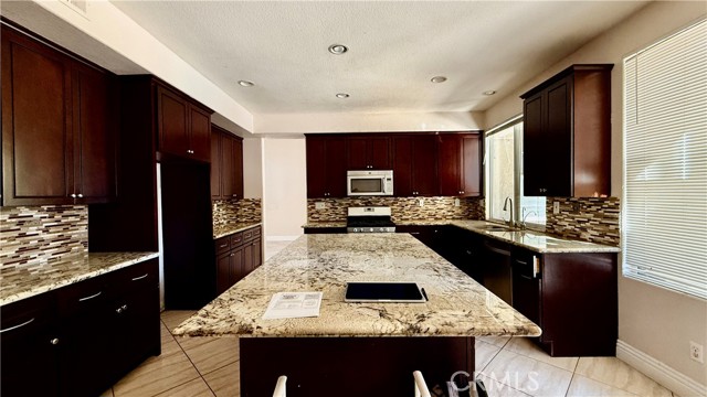 Detail Gallery Image 9 of 43 For 2659 Flora Spiegel Way, Corona,  CA 92881 - 6 Beds | 4 Baths