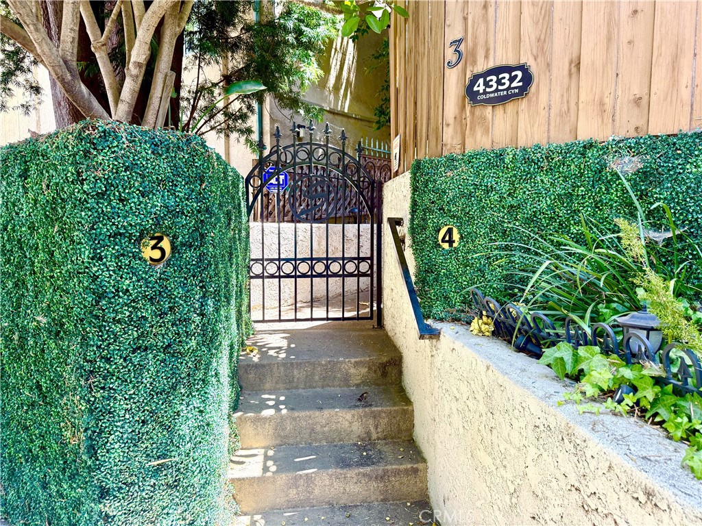 https://media.crmls.org/medias/f2877444-091b-46e8-ad00-5a134664f717.jpg?preset=X-Large