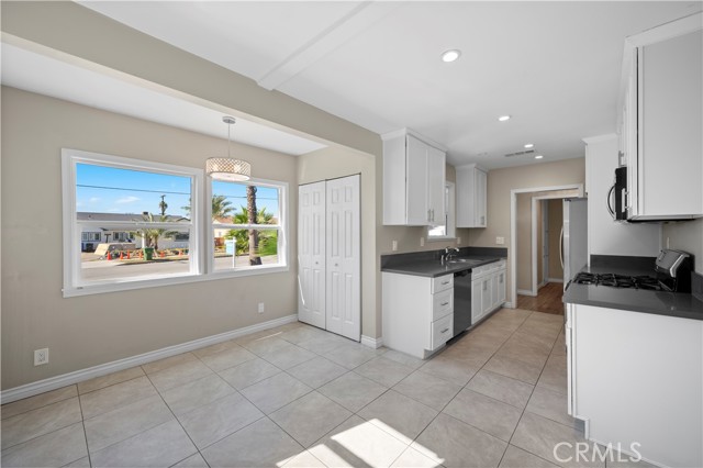 7736 Bellaire Avenue, North Hollywood CA: https://media.crmls.org/medias/f287976e-a46e-4693-80a5-bd5f4ba42f9e.jpg