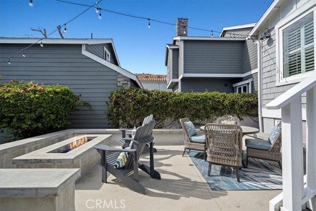 Awesome patio area, gas firepit and market lights!